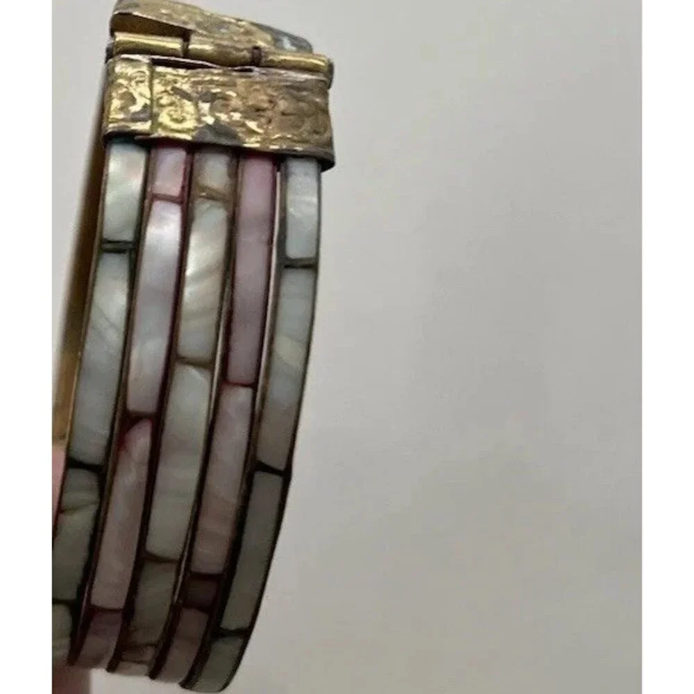 Vintage Women’s 70s Mother of Pearl Inlay Dainty Brass Bangle Bracelet Sz 8”
